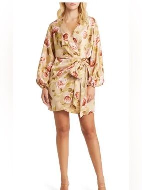 Wayf champagne Blush Floral Satin Wrap Dress size small
Elegant feminine floral